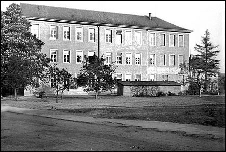 Školní dvr mezi ul. Komenského a Legioná byl zbudován asi a po r.1955.