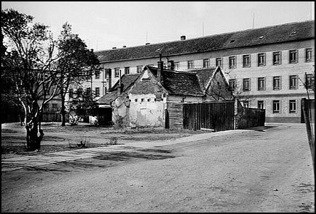 Holomíkv dm mezi ulicemi Komenského a Legioná asi v roce 1955.