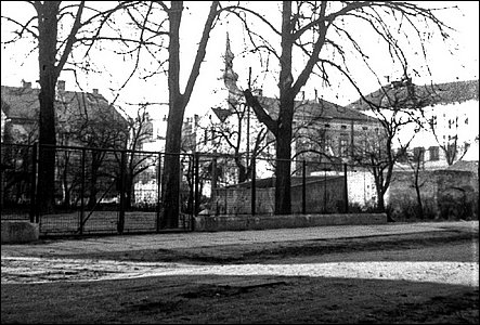 Pohled z ulice Komenského pes dnešní dvr gymnázia k hudební škole.