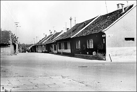 Dol jde ulice Luní, doprava je Horní Plesová, vlevo k restauraci Morava.