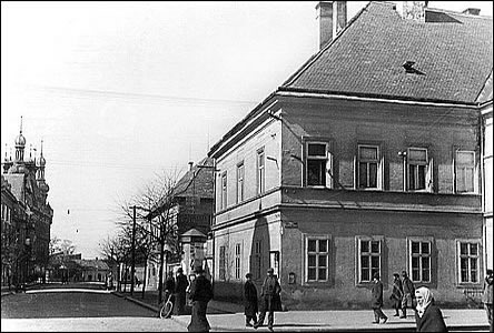 Stará budova okr. úadu a pohled ulicí Velkomoravskou kolem sokolovny.