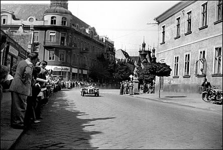 Automobilové závody v roce 1953, vozy projídí do ulice Štefánikovy.