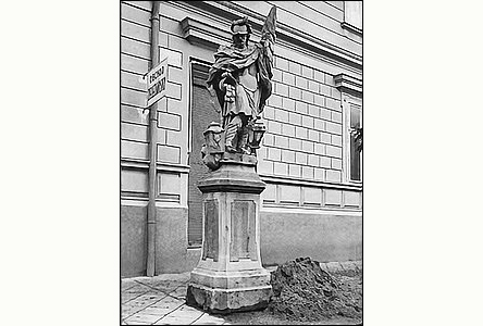 Ped r. 1900 byla socha sv. Floriána pesthovaná na tuto stranu kiovatky.