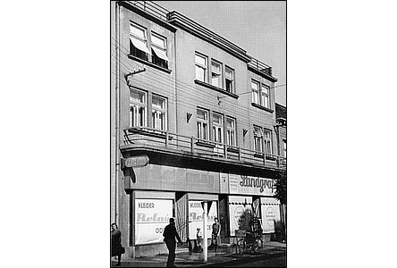 V r. 1942 sídlil vedle budovy okresního úadu obchod s odvy pana Rolného.