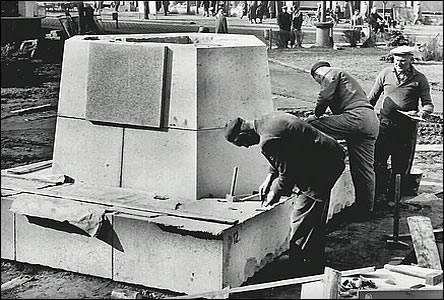 Stavba soklu pomníku na kiovatce v roce 1965.