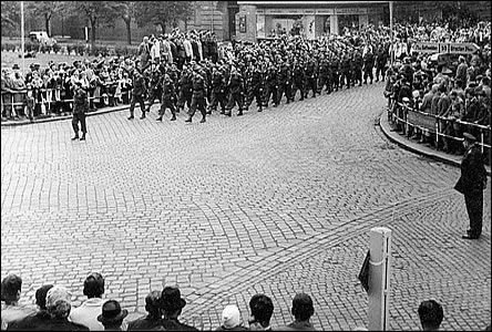 Prvod pi oslavách dne armády na hlavní kíovatce v roce 1959.