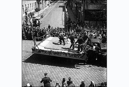Kiovatka - alegorický vz se zápasníky v prvomájovém prv. okolo r. 1950.