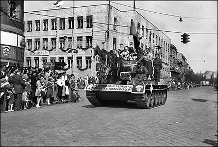 V padesátých letech v prvomájovém prvodu samozejm nechybl tank.