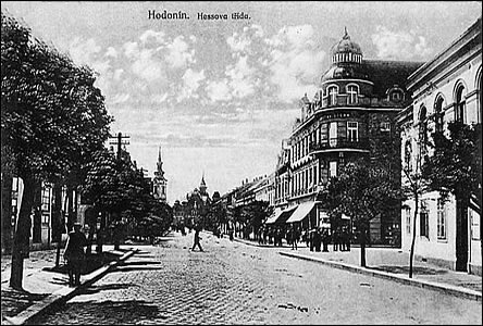 Kiovatka a tehdejší ul. Hessova k námstí okolo r.1922, vpravo bývalý OÚ.