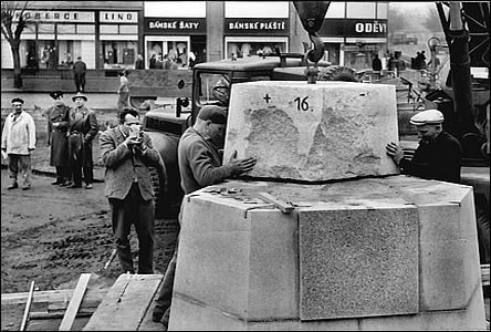 Pomník na kiovatce od sochae V. Koštovala byl odhalený 12. dubna 1965.