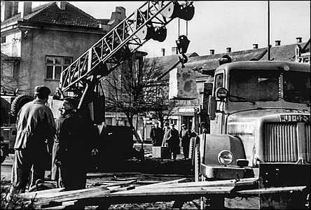 Realizace pomníku prosincové stávky 1920 na kiovatce v dubnu roku 1965.