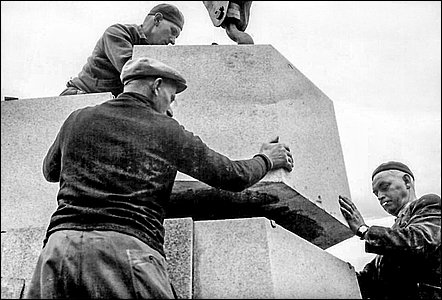 Realizace pomníku prosincové stávky 1920 na kiovatce v dubnu roku 1965.