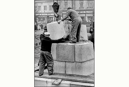 Realizace pomníku na kiovatce v dubnu roku 1965.