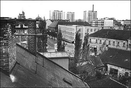 Kiovatka i s budkou VB, focená ze stechy domu z ulice Dolní Valy.