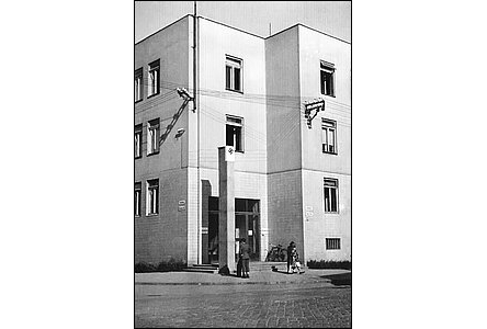 Okresní úad v r. 1942. Hákový kí a dvojí tabulky s názvy ulic.