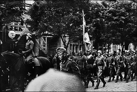 Wehrmacht pochoduje Národní tídou ped obchodem pana Kubáska.