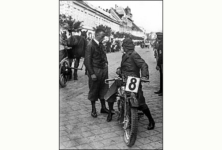 Odjezd hodonínských motorká na Bradlo z Národní tídy 2. srpna 1932.