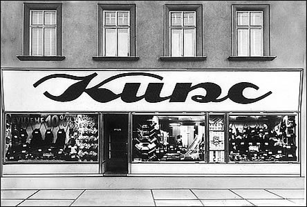 Snímek obchodu pana Kunce na Nár. tíd, tentokrát v trochu lepší kvalit.