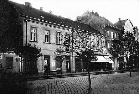 Vlevo Kuncova cukrárna, vpravo obchodní dm s textilem po roce 1932.