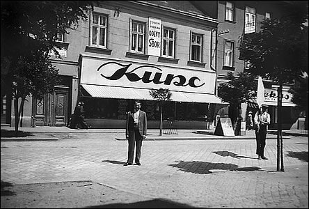 Majitel "Módního závodu Kunc" okolo roku 1935 ped svým obchodem.