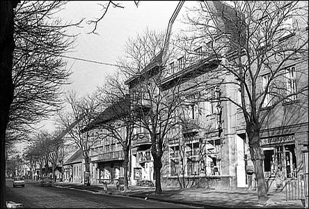 Obchody na Národní tíd u Kavárny Slavia asi po roce 1970.