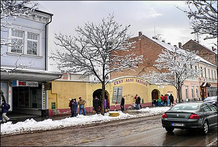 Nízká trnice místo nkdejšího Sofferova obchodu na Nár. tíd v r. 2009.