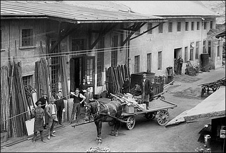 Dvr a zadní trakt obchodu pana Soffera v roce 1925.