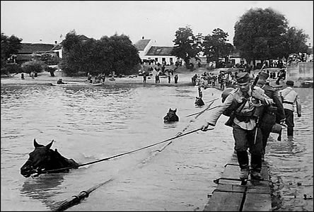 Vojáci plaví kon na Morav (dnes Lavor) asi okolo roku 1935.