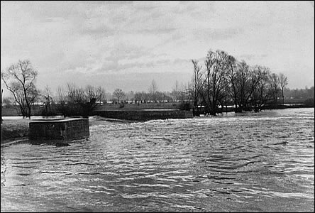 Splav ramena Moravy pod Zelniky pi velké vod v roce 1940.