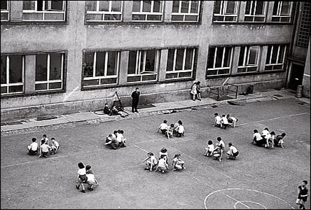 Nácvik spartakiády na nezastešeném vnitním dvoe gymnázia v r. 1954.