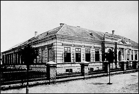 Pvodní budova gymnázia byla jako pízemní postavena v roce 1892.