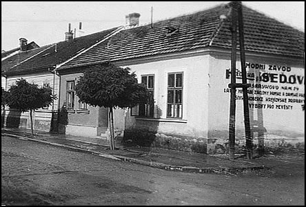 Konec ulice Legioná, doprava odbouje ulice Oovský ádek, rok 1931.