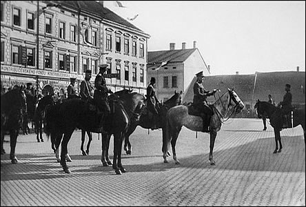 Pehlídka 7. pluku TGM v r. 1930, na svtlém koni generál Vamberský.