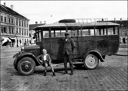 Pedválený autobus na Masarykov námstí k dnešní ulici Dobrovolského.