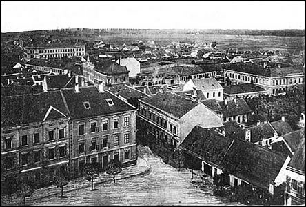 Pohled z ve kostela k ulici Dobrovolského v roce 1901.