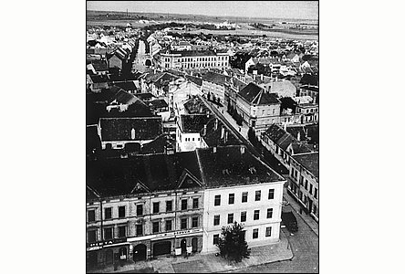 Od námstí ulicí Dobrovolského a Mšanskou asi okolo roku 1940.