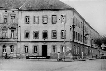 Škola na nkdejším Gottwaldov námstí v roce 1972.