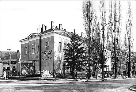 Budova editelství MND a ulice Úprkova v roce 1975.