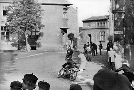 Závodníci na motocyklech ve smyce z Úprkovy do dnešní Brandlovy ulice.