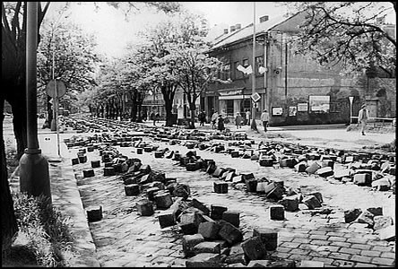 V roce 1978 byly hladké kostky na Národní tíd nahrazeny asfaltem.