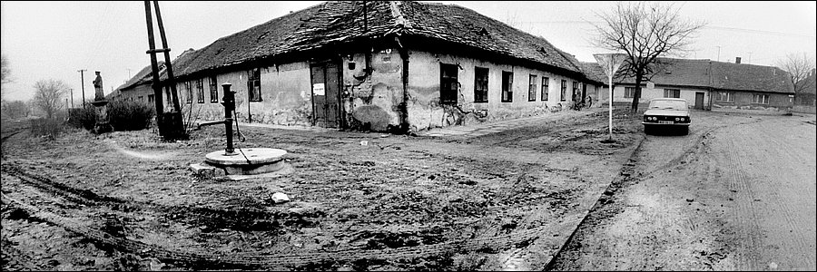 Panoramatická fotografie od ul. Mšanské po ul. Luní. Mückova hospoda byla v dob demolice opravdu strašidelná chalupa!