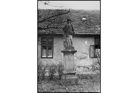Mückova hospoda, jakýsi strašidelný domek a ped ní socha sv. Vendelína.