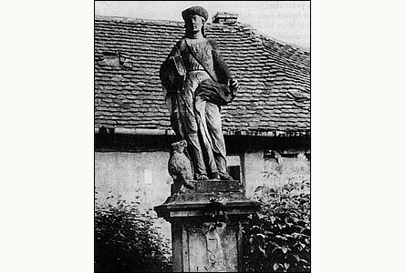 Další snímek sochy sv. Vendelínka ped Mückovou hospodou.