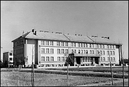 Škola na Mírovém námstí v roce 1927.