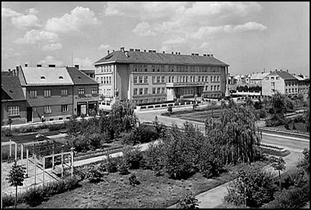 Park a škola na Mírovém námstí asi v roce 1954.