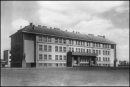 Škola na Mírovém námstí v dob jejího dokonení okolo roku 1931.