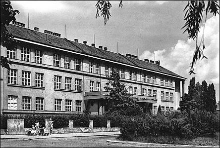 Škola na Mírovém námstí asi v dob po roce 1950.