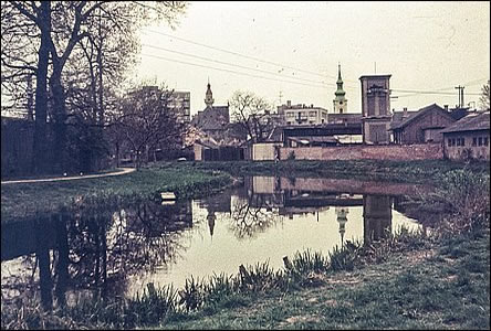 Barevný snímek Moravy za nkdejšími láznmi v dob okolo roku 1960.