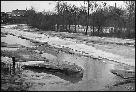 Rozlitá a zamrzlá Morava v Rybáích v zim roku 1940.