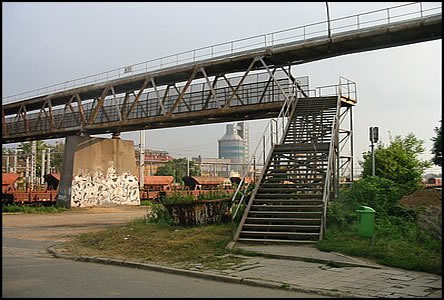 Most přes koleje do Bažantnice.